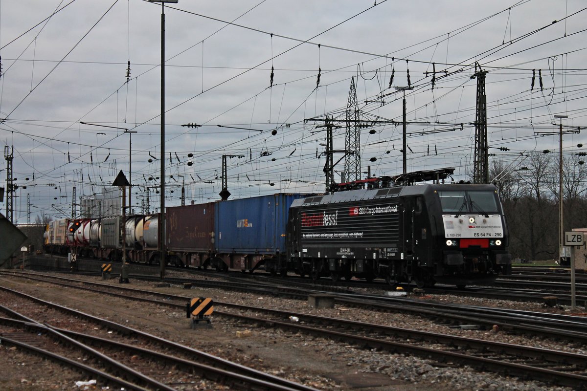 Am 30.01.2018 fuhr MRCE/SBBCI ES 64F4-290 (189 290-0)  Rastattless/AusgeRastatt  mit einem langen Containerzug aus Rotterdam über Gleis 3 durch den Badischen Bahnhof von Basel in Richtung Rangierbahnhof Muttanz, wo sie ihren Zug an eine andere SBB Cargo Lok abgibt.