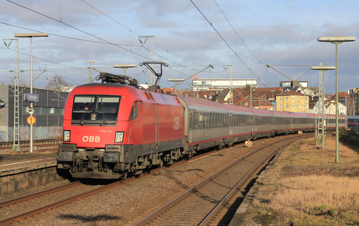 Am 30.01.2020 fährt 1116 175 mit EC 113 durch Stuttgart-Zuffenhausen. 