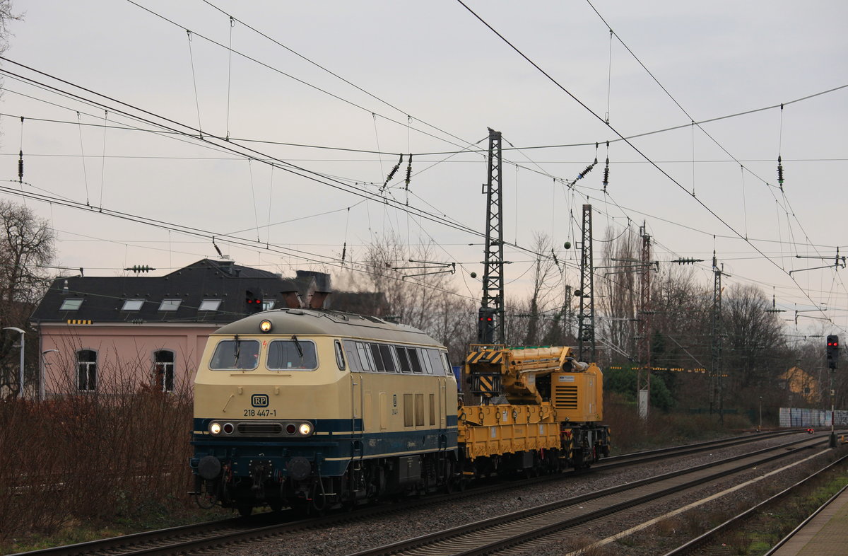 Am 30.01.2021 zog Railsystems 218 447 einen Baukran nach Wanne-Eickel durch Hilden. 