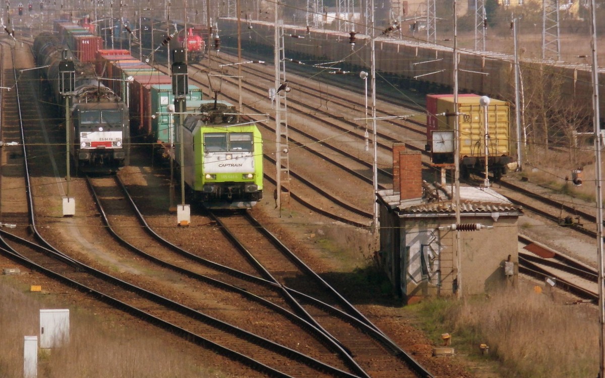 Am 30.03.2014 standen 189 803 mit einer 266 xxx und Kesselzug und rechts eine 185 543 mit einem Containerzug im Stendaler Güterbahnhof und warteten auf weiterfahrt.