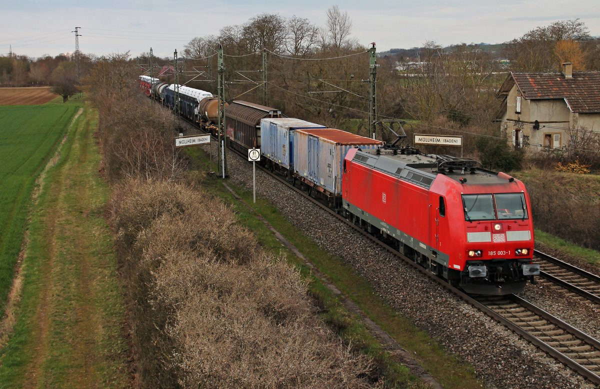 Am 30.03.2016 bespannte Prototyp 185 003-1 einen gemischten Güterzug (Mannheim Rbf - Chiasso), als sie südlich von Müllheim (Baden) gen Schweizer Grenze fuhr.