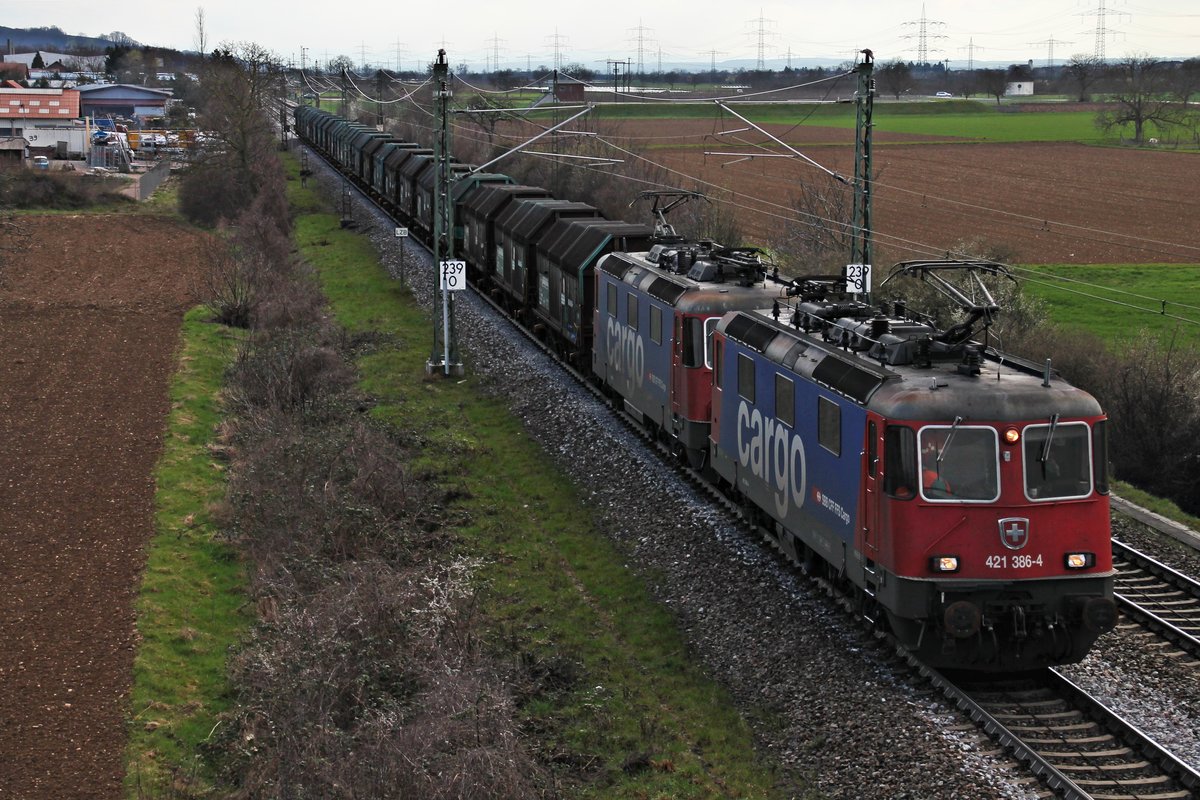 Am 30.03.2016 bespannte Re 421 386-4 zusammen mit Re 421 391-4 den DGS 48620 ( Sierre  - Muttenz - Göttingen Gbf), als sie bei Auggen auf der Rheintalbahn in Richtung Freiburg (Breisgau) fuhren.