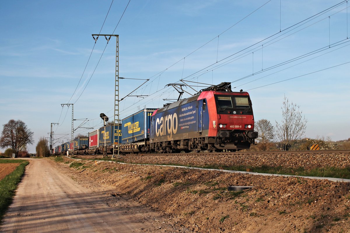 Am 30.03.2017 bespannte die Re 482 009-8 einen bunten KLV in Richtung Schweiz, als sie nördlich von Müllheim (Baden) durchs Markgräflerland fuhr.