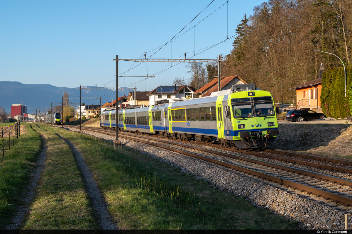 Am 30.03.2021 ist BLS ABt 941 mit RBDe 566 241 als Regio 6588 von Büren an der Aare nach Lyss unterwegs und konnte hier kurz nach  Busswil aufgenommen werden. Grüsse zurück an den Lokführer!