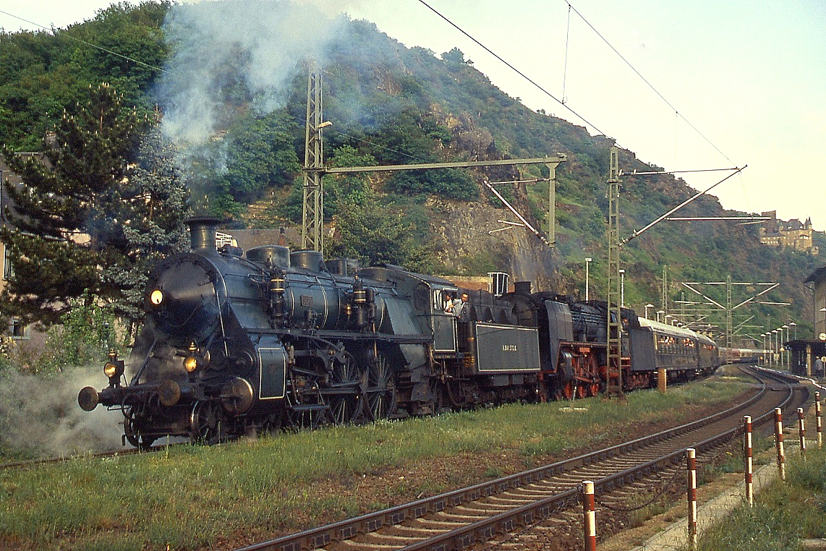 Am 30.04. und 01.05.2011 fuhren die 18 478 und die 01 118 mit Sonderzügen von Köln nach Wiesbaden und zurück, hier verlassen sie auf der Rückfahrt am 01.05.2011 den Bahnhof St. Goarshausen