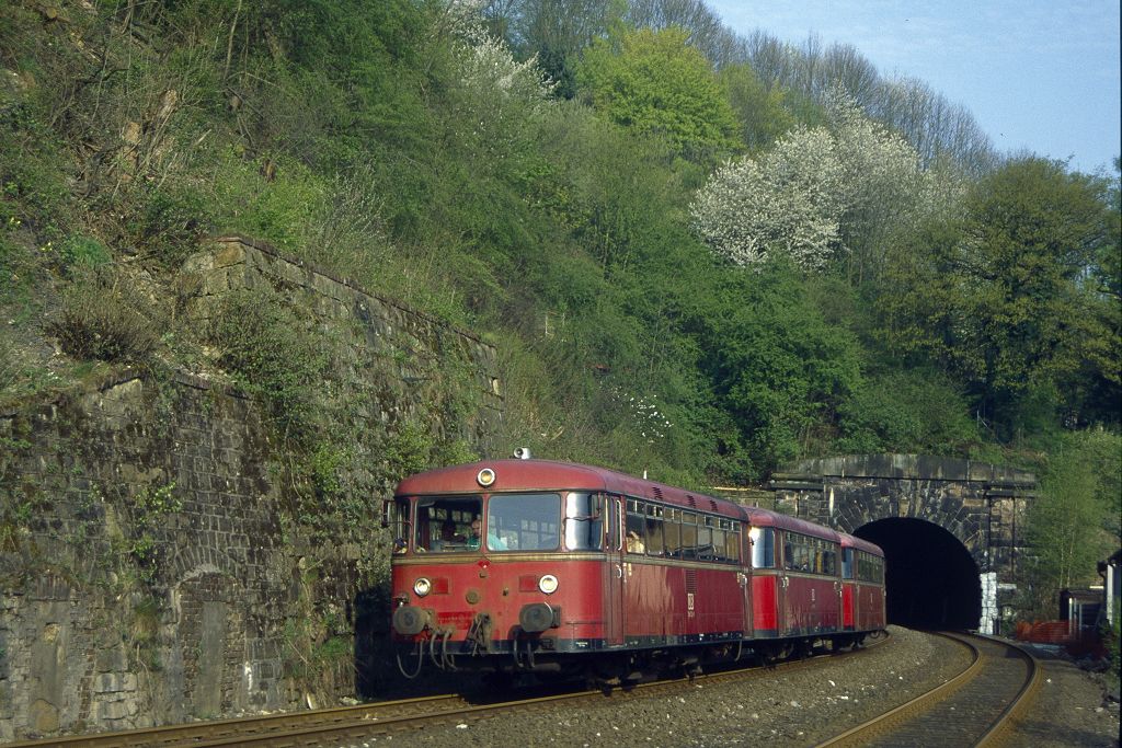 Am 30.04.1995 verlässt 796 702 als Sonderfahrt den Goldbergtunnel bei Hagen-Oberhagen.