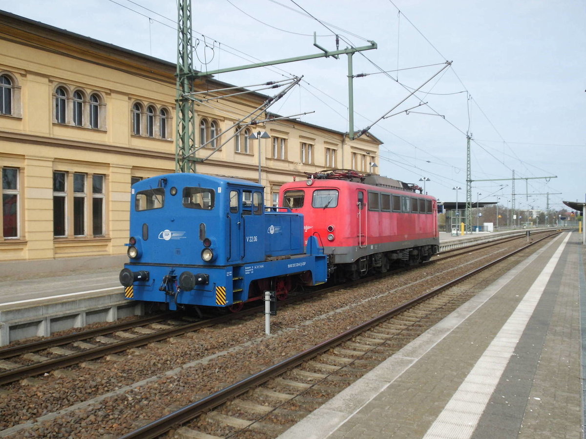 Am 30.04.2016 brachte V22.6(312 329)die 140 184 in das Bw Wittenberge. 