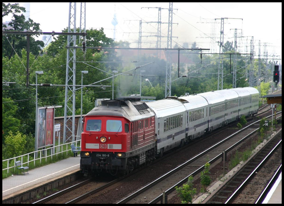 Am 30.05.2007 waren noch die Ludmillas im Fernverkehr mit Polen im hochwertigen Eurocity Dienst zu beobachten. DB 234180-8 verlässt Berlin und fährt hier mit dem EC 44 nach Warschau in Berlin Karlshorst durch.