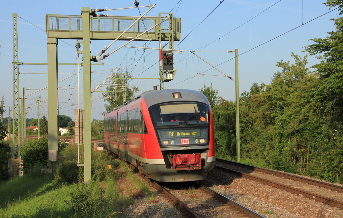 Am 30.05.2014 fährt 642 124  Liebliches Taubertal  als RE  Hohenloheexpress  Crailsheim-Heilbronn den Bahnhofsteil Cappel. 