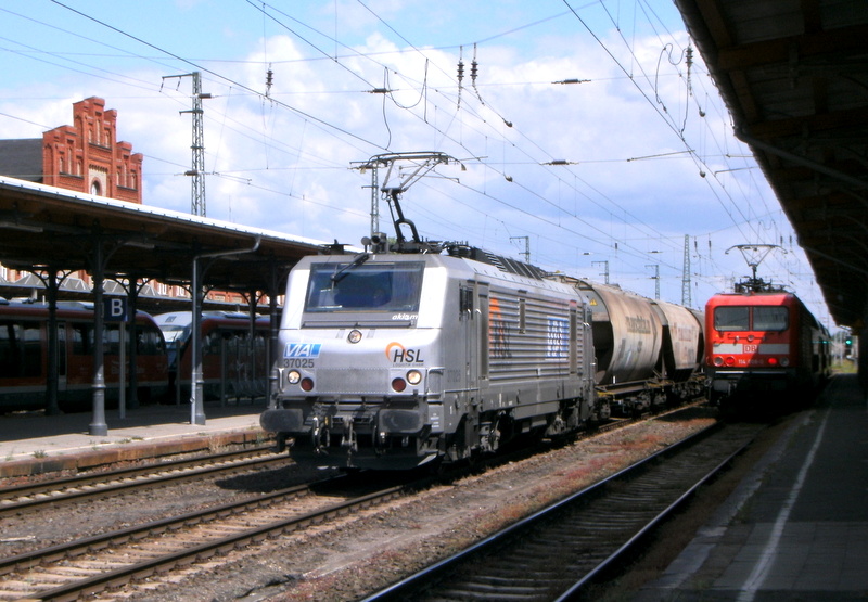 Am 30.05.2014 kam 37 025 mit einem Transceraleszug aus Richtung Magdeburg nach Stendal und fuhr weiter in Richtung Wittenberge. 