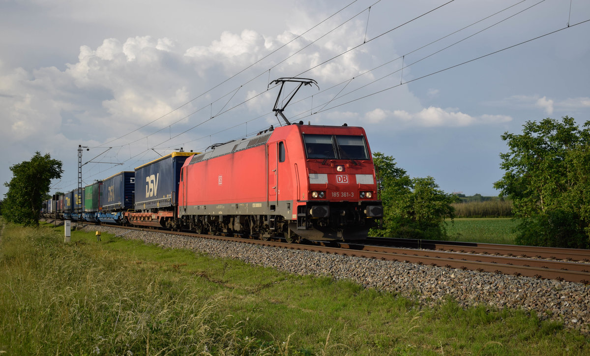 Am 30.05.2018 war 185 361 mit einem Trailerzug von Zeebrugge nach Novara Boschetto beschäftigt. Hier kurz vor dem Zwischenziel Basel bei Buggingen.