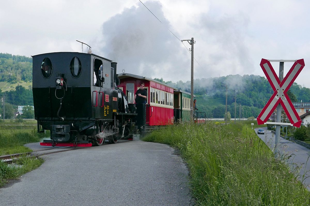 Am 30.05.2019 führte der Verein Rhein-Schauen (www.rheinschauen.at) eine 'Fotofahrt für Liebhaber' durch, die vom Werkhof Lustenau zum Steinbruch Kadelberg bei Mäder/Koblach führte. Einige Minuten nach der Abfahrt im Werkhof befindet sich Dampflok 200-90  LIESL  kurz vor dem Lustenauer Teilort Wiesenrain. Dort wird ein betriebstechnischer Halt verbunden mit einem Wagentausch mit der der Dampflok folgenden elektrischen/diesel-elektrischen Lok erfolgen.