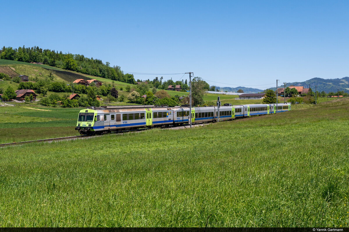 Am 30.05.2021 ist BLS RBDe 565 737 unterwegs als S4 15451 von Thun nach Bern und konnte hier kurz vor der Einfahrt in Seftigen aufgenommen werden.