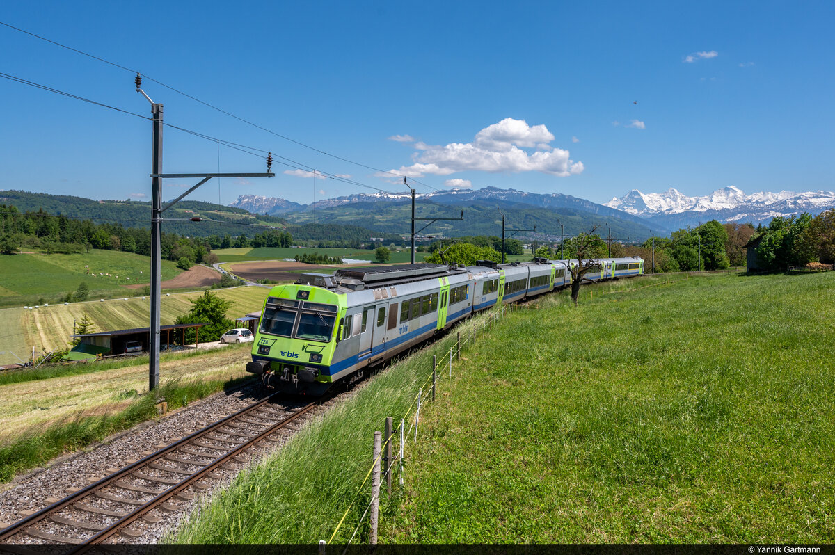 Am 30.05.2021 ist BLS RBDe 565 728 unterwegs als S4 15455 von Thun nach Bern und konnte hier zwischen Uetendorf und Seftigen aufgenommen werden.