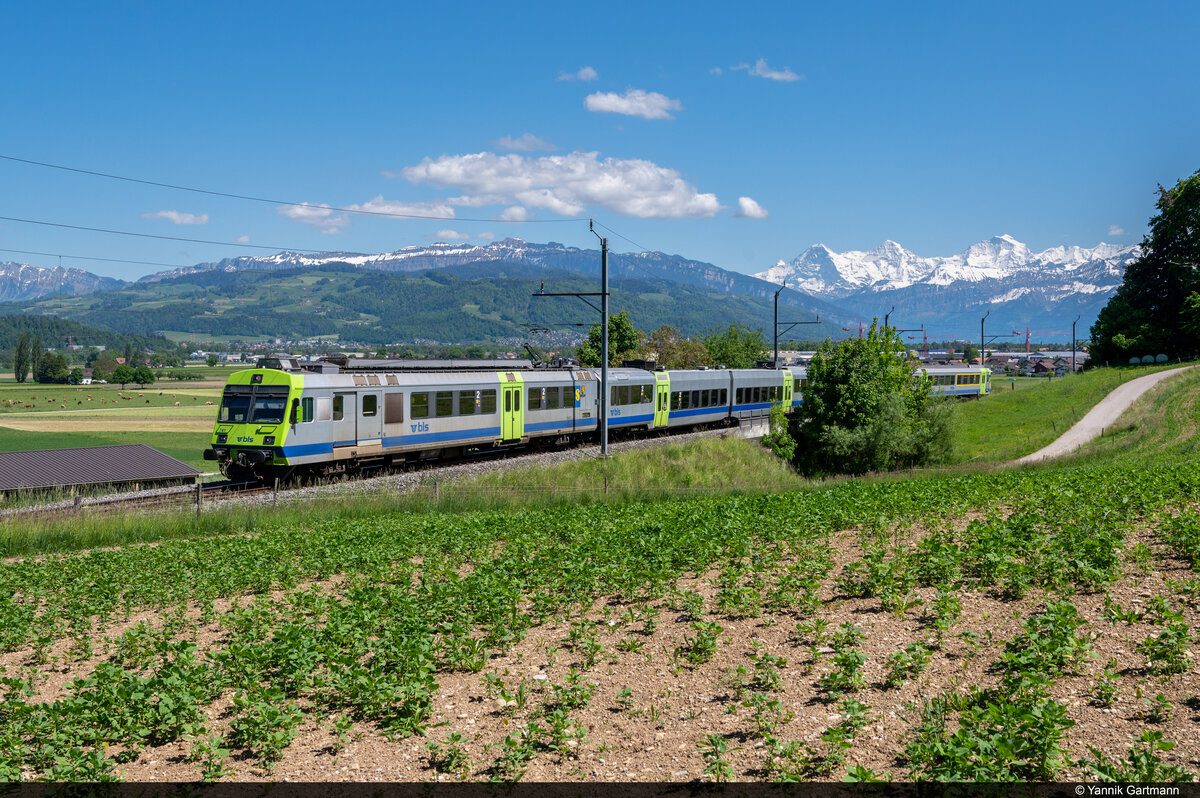 Am 30.05.2021 wurde aufgrund von Bauarbeiten die S44 nur bis Bern geführt und somit hatten wir im Gürbetal fast nur RBDe-Pendel. So ist BLS RBDe 565 741 unterwegs als S44 16457 von Thun nach Bern und konnte hier bei Uetendorf aufgenommen werden.