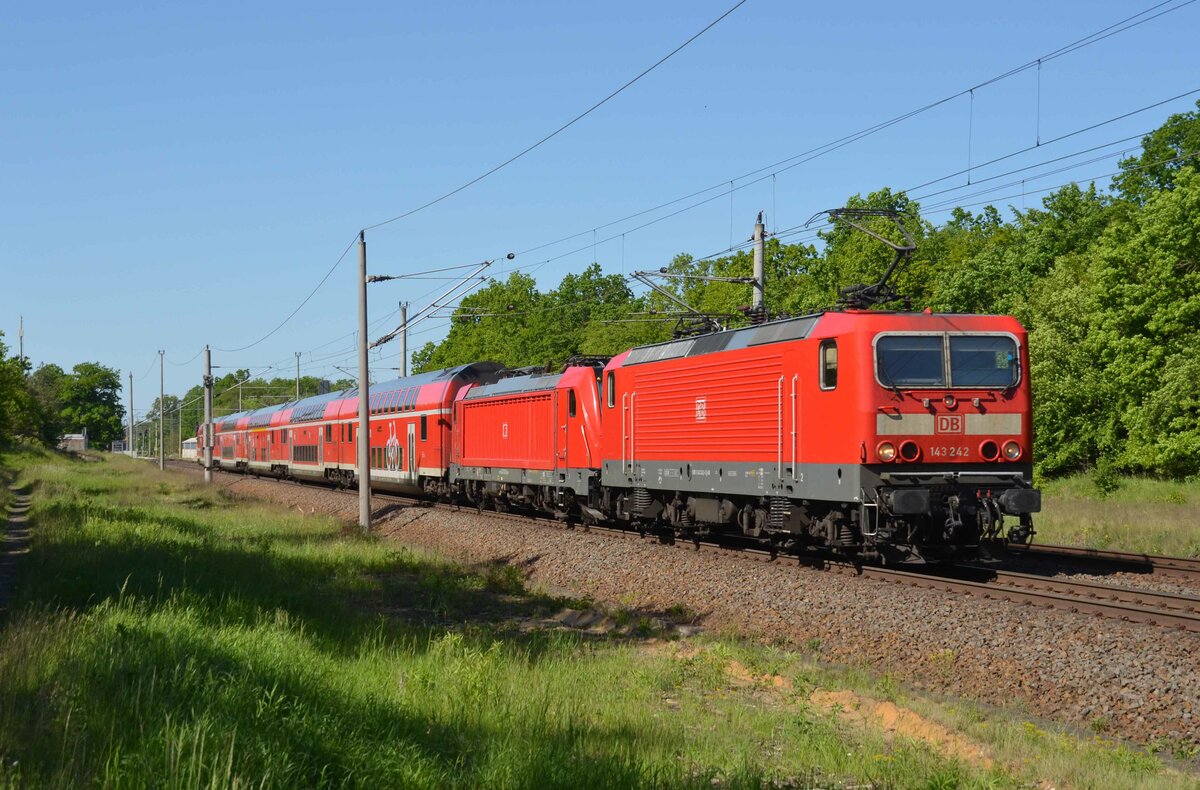 Am 30.05.21 schleppte 143 242 eine RE-Garnitur durch Burgkemnitz Richtung Wittenberg. Der abgeschleppte RE verkehrt normalerweise am Morgen als RE3 von Halle(S) nach Stralsund. 