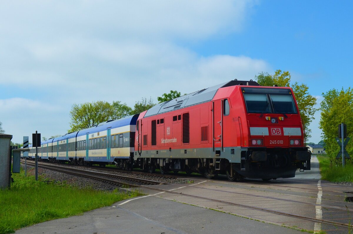 Am 30.05.21 schob 245 010 (Südostbayernbahn) den RE6 (RE 11017) von Westerland (Sylt) nach Hamburg-Altona, und überquerte dabei den BÜ Hove in Wilster. Die Nächste Station Itzehoe wird in kürze erreicht.