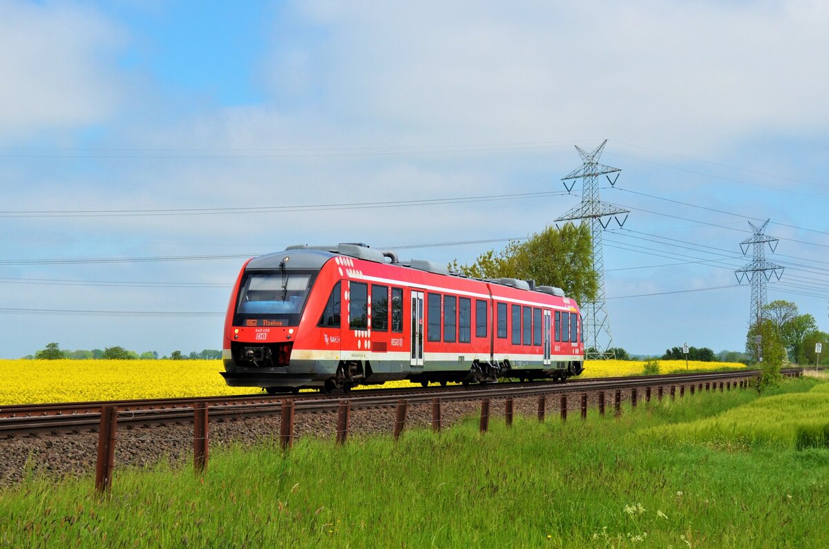 Am 30.05.21 war 648 459 auf der RB 62 (RB 11947) von Heide (Holst.) nach Itzehoe unterwegs und erreicht in kürze den nächsten Halt in Wilster.