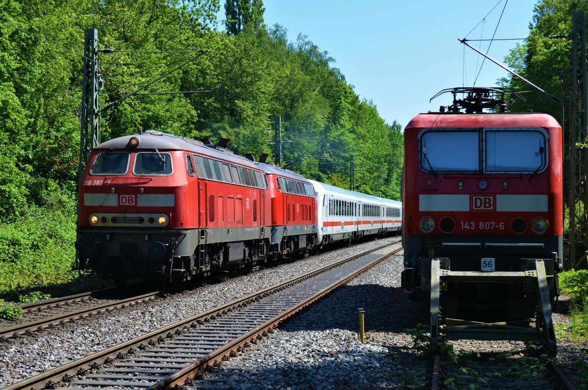 Am 30.05.21 Zogen 218 385-3 und 218 833-2 IC 2310 ab Itzehoe nach Westerland. Davor wurde der Zug von Frankfurt (Main) nach Itzehoe von einer 101 gebracht.
Auf dem Abstellgleis steht 143 807-6.