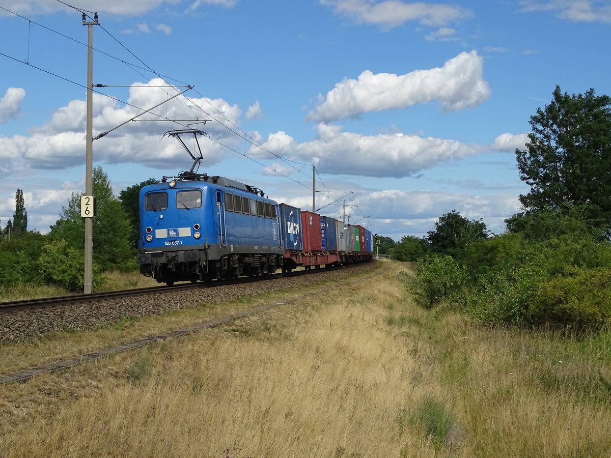 Am 30.06.2018 kam die 140 037(140 831) mit einem Containerzug aus Richtung Magdeburg nach Stendal und fuhr weiter in Richtung Uelzen.