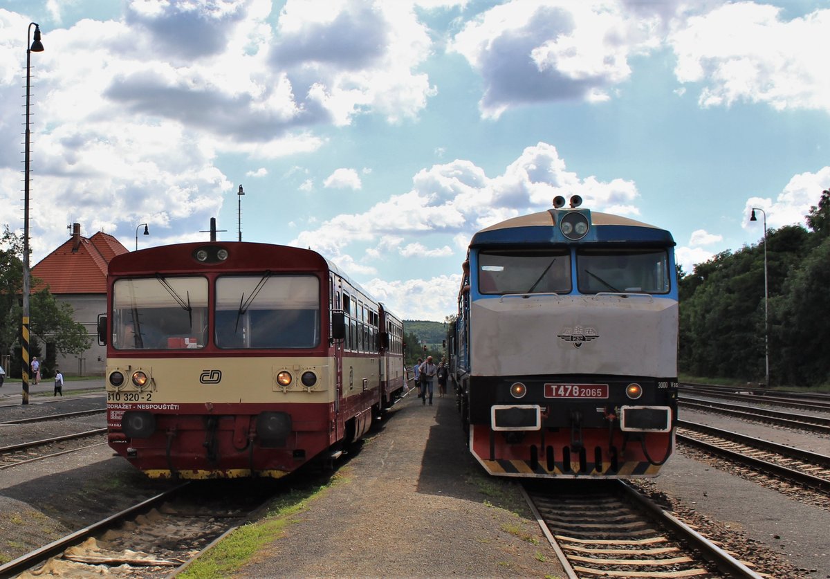 Am 30.07.16 ging es mit dem Rakovnický rychlík von Prag nach Rakovnik. Hier ist der Zug mit T478 2065 (749 259) und 810 320-2 in Rakovnik. 