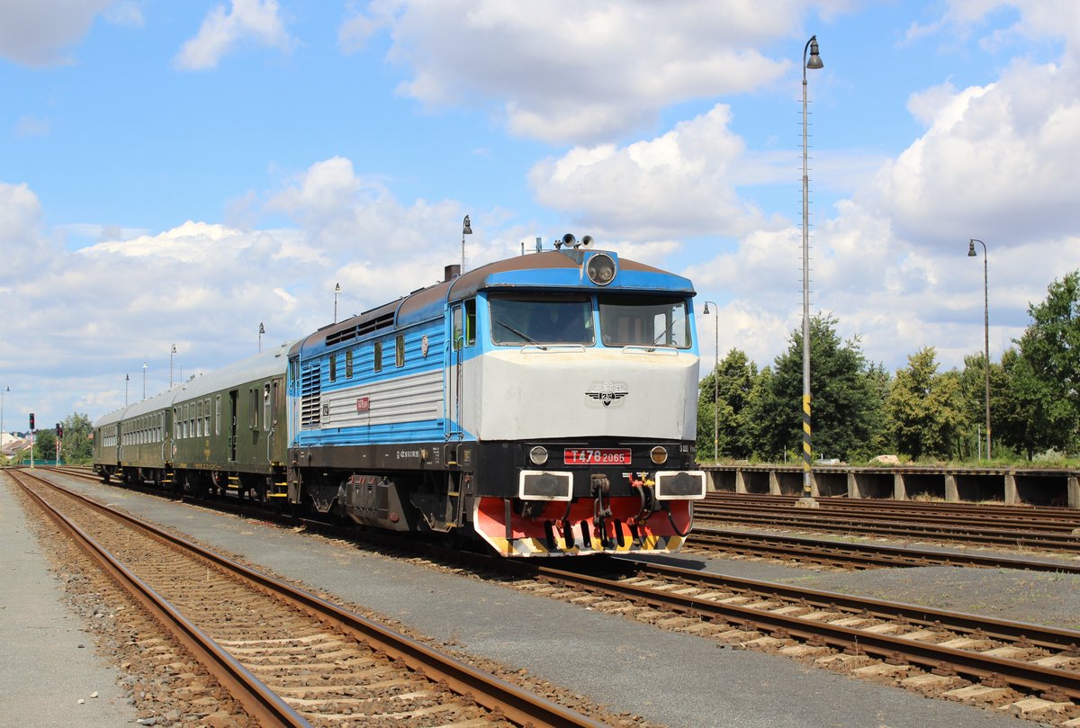 Am 30.07.16 ging es mit dem Rakovnický rychlík von Prag nach Rakovnik. Hier der Zug mit T478 2065 (749 259) in Rakovnik.
