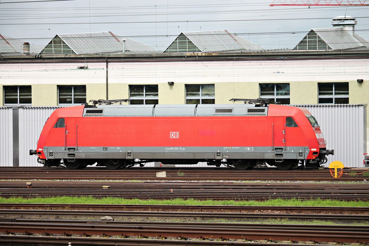 Am 30.07.2014 stand 101 133-7 abgestellt vor dem ICE Werk in Basel Bad Bf und wartet auf ihren neuen Einsatz.