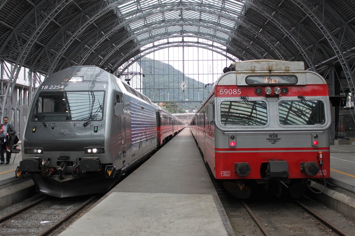 Am 30.07.2017 stehen REG 61 aus Oslo (links) und RB1822 nach Voss (rechts) im Bahnhof Bergen.