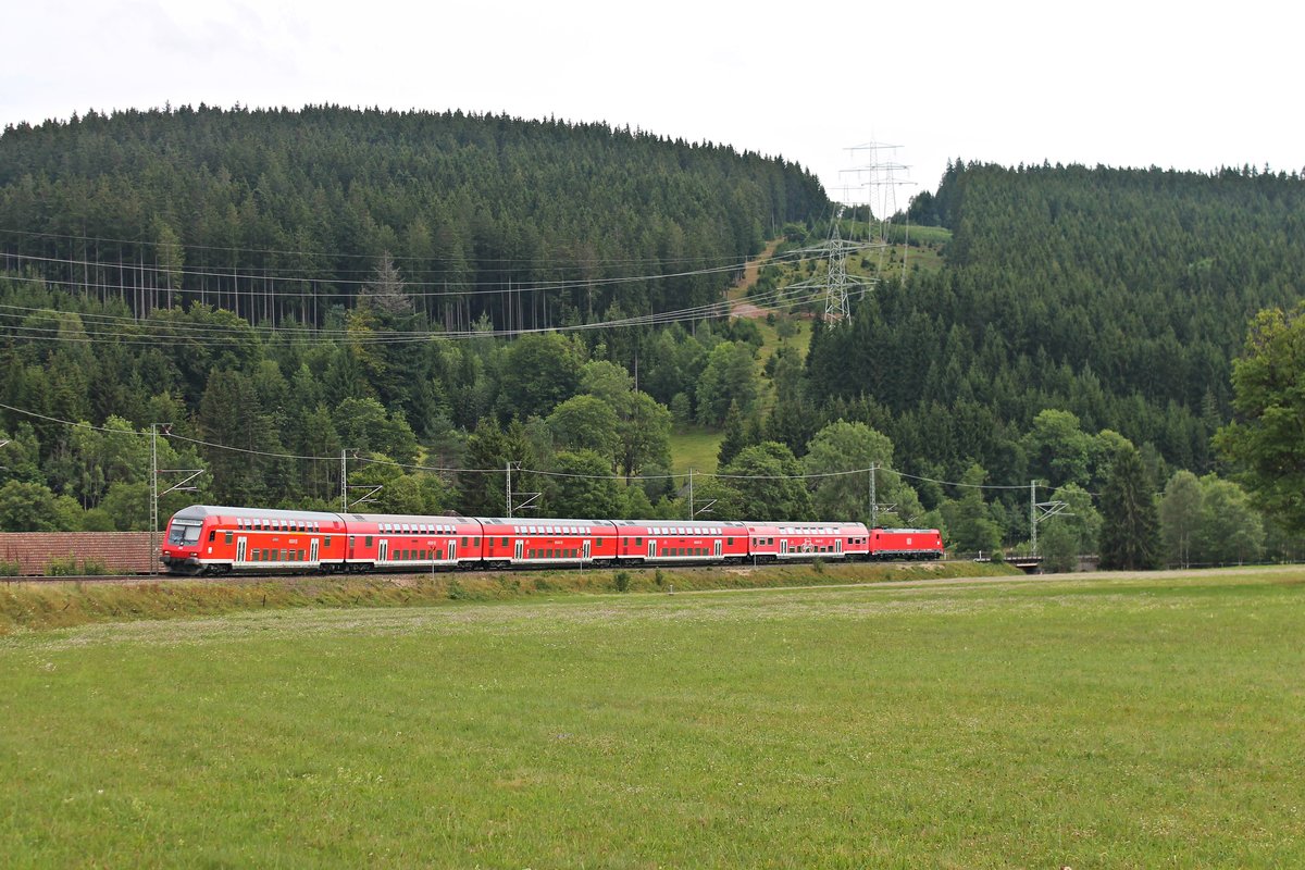 Am 30.07.2017 war D-DB 50 80 80-35 368-5 (Bauart: DABpbzfa 762) zusammen mit der Schublok 146 213-4 als RB (Seebrugg - Freiburg (Brsg) Hbf), als diese vor der Kulisse des Hochschwarzwaldes in Kürze den Bahnhof von Titisee erreichen.