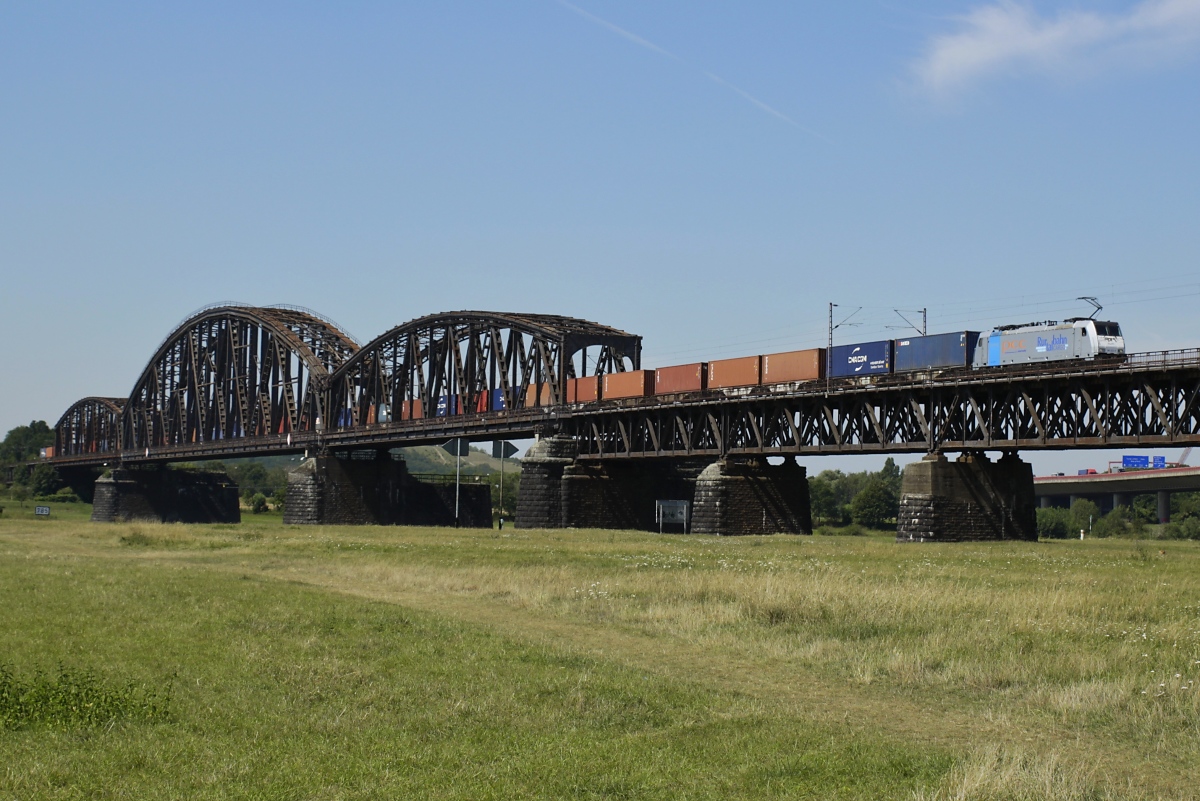 Am 30.07.2020 überquert die 186 423-0 der Rurtalbahn den Rhein auf der Haus-Knipp-Brücke in Duisburg-Beeckerwerth