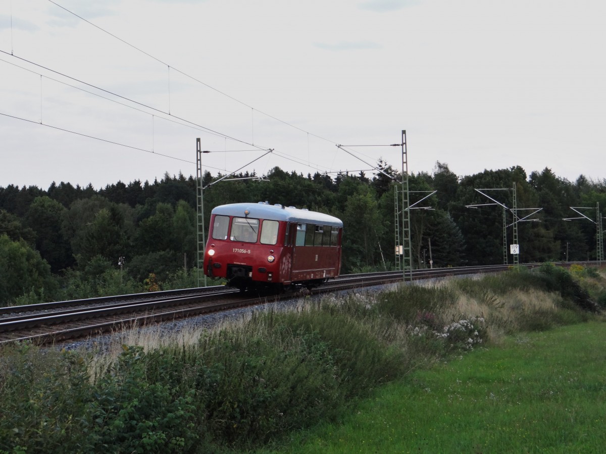Am 30.08.13 wurde das Ferkel (171 056-5) wieder von Adorf nach Mhltroff berfhrt. Hier bei schneller Fahrt in Oberjssnitz/V.