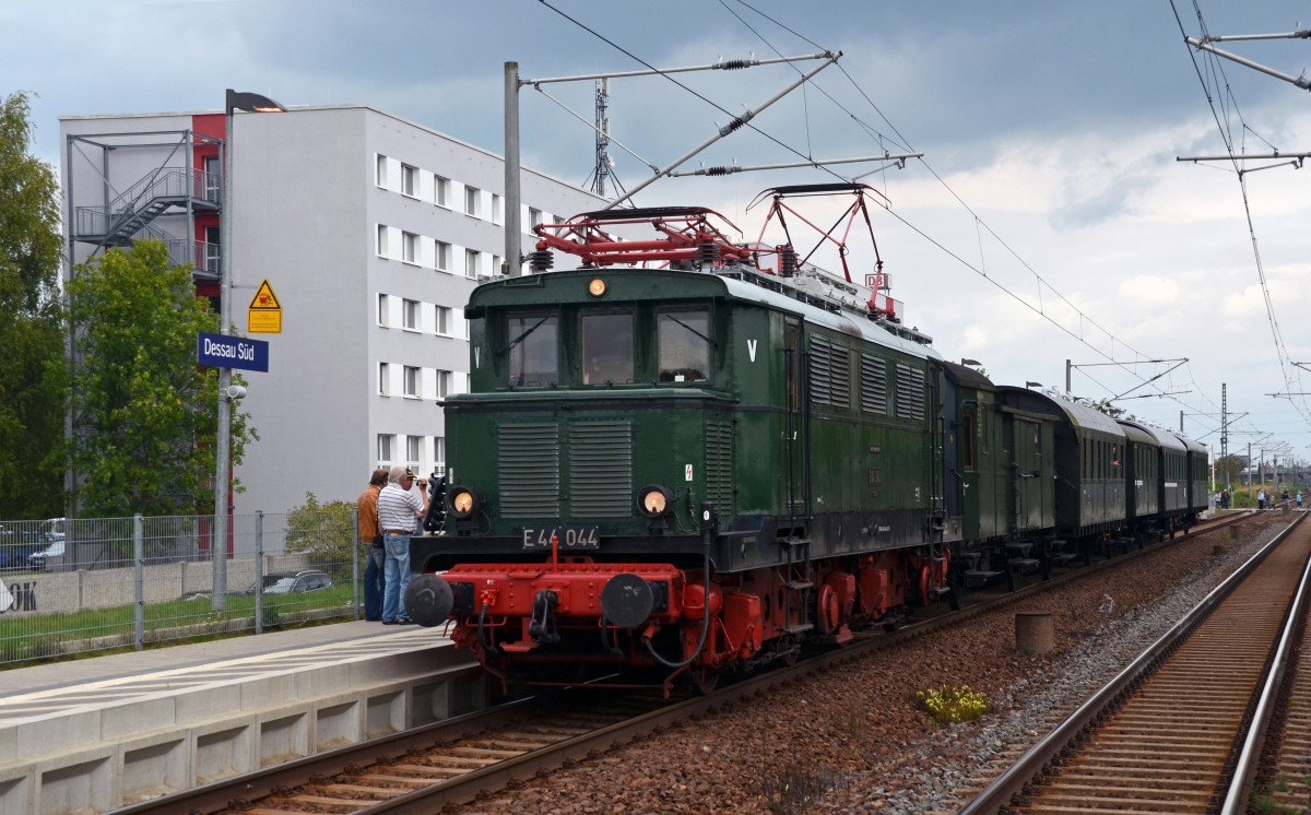 Am 30.08.14 veranstaltete das DB Werk Dessau einen Tag der offenen Tür anlässlich des 85 jährigen Bestehens. Aus diesem Anlass pendelte E 44 044 mit einem Sonderzug zwischen Dessau und Bitterfeld. Hier wartet der Sonderzug in Dessau Süd auf die Abfahrt nach Bitterfeld.  