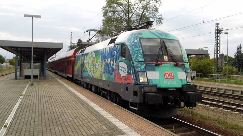 Am 30.08.2014 kam die 182 013 von der DB aus Richtung Magdeburg nach Genthin und fuhr weiter in Richtung Brandenburg an der Havel . 