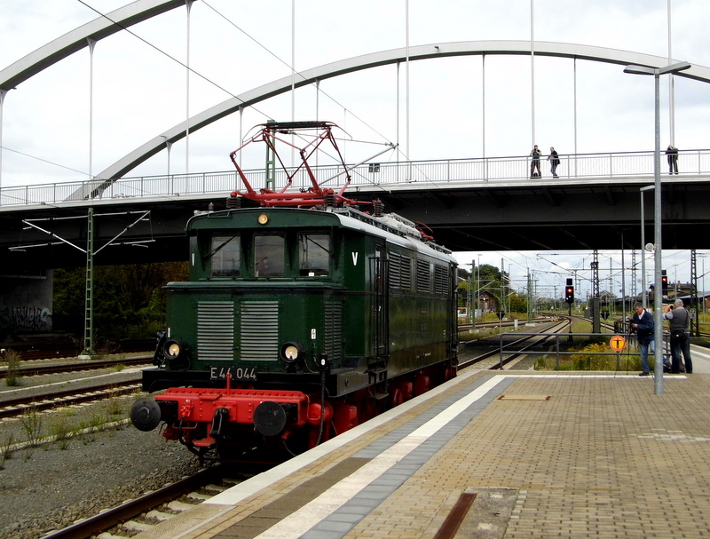 Am 30.08.2014   stand  die  E44.044 von der DB  im Hbf in Dessau . 
