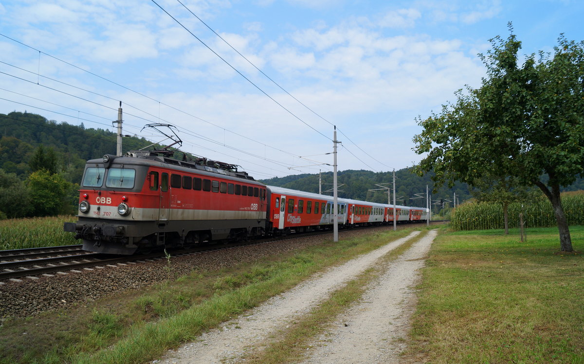 Am 30.08.2019 bespannte die 1142 707, die höchste Nummer unter den 1142ern, den R 5906 auf seinem Weg von Neumarkt-Kallham in die Dreiflüssestadt Passau und konnte dabei kurz nach Wernstein am Inn aufgenommen werden.