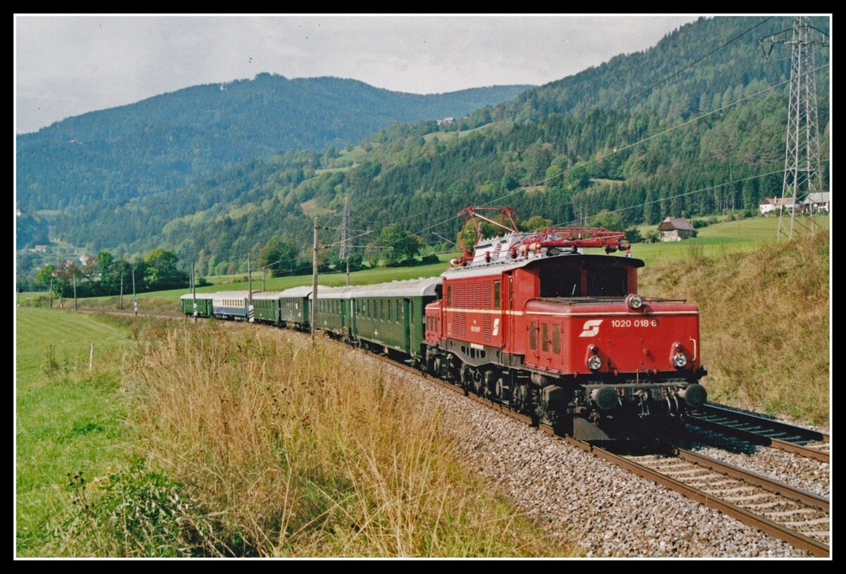 Am 30.09.2006 war die 1020 018 mit einem Sonderzug bei Unzmarkt unterwegs. Diese Lok befindet sich heute im Besitz des  Verein der Eisenbahnfreunde in Lienz  und wird dort bestens betreut.