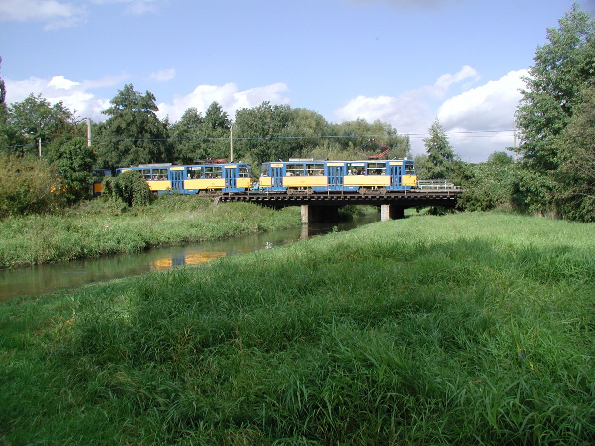 Am 30.09.2007 war ein T6-Großzug mit Tw 1028 an der Spitze anlässlich einer Fotoveranstaltung unterwegs. Hier überquert er die Parthebrücke vor der Endstelle Leipzig-Thekla.
