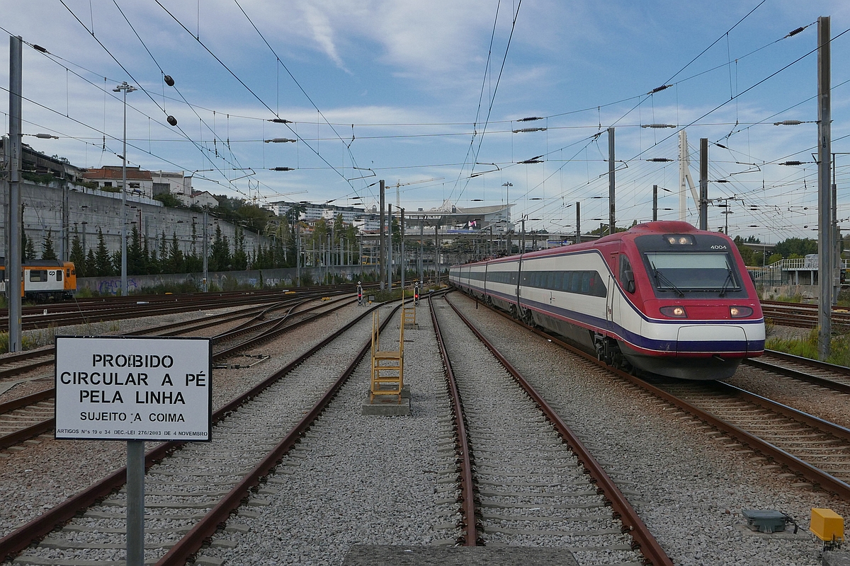 Am 30.09.2017 fährt 4004 als Alfa Pendular 140, Guimaraes - Lissabon Santa Apolónia in den Bahnhof von Porto Campanhã ein. Aufnahmestandort war das Ende des zwischen den Gleisen 4 und 5 liegenden Bahnsteigs, das auch zugleich das Ende der zwei im Vordergrund zu sehenden Stumpfgleise ist.