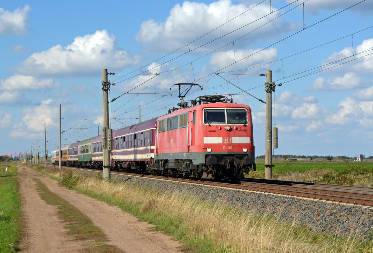 Am 30.09.22 führte 111 191 ihren Party-Sonderzug mit Ziel Flughafen Leipzig/Halle durch Arensdorf(b. Köthen) Richtung Halle(S).