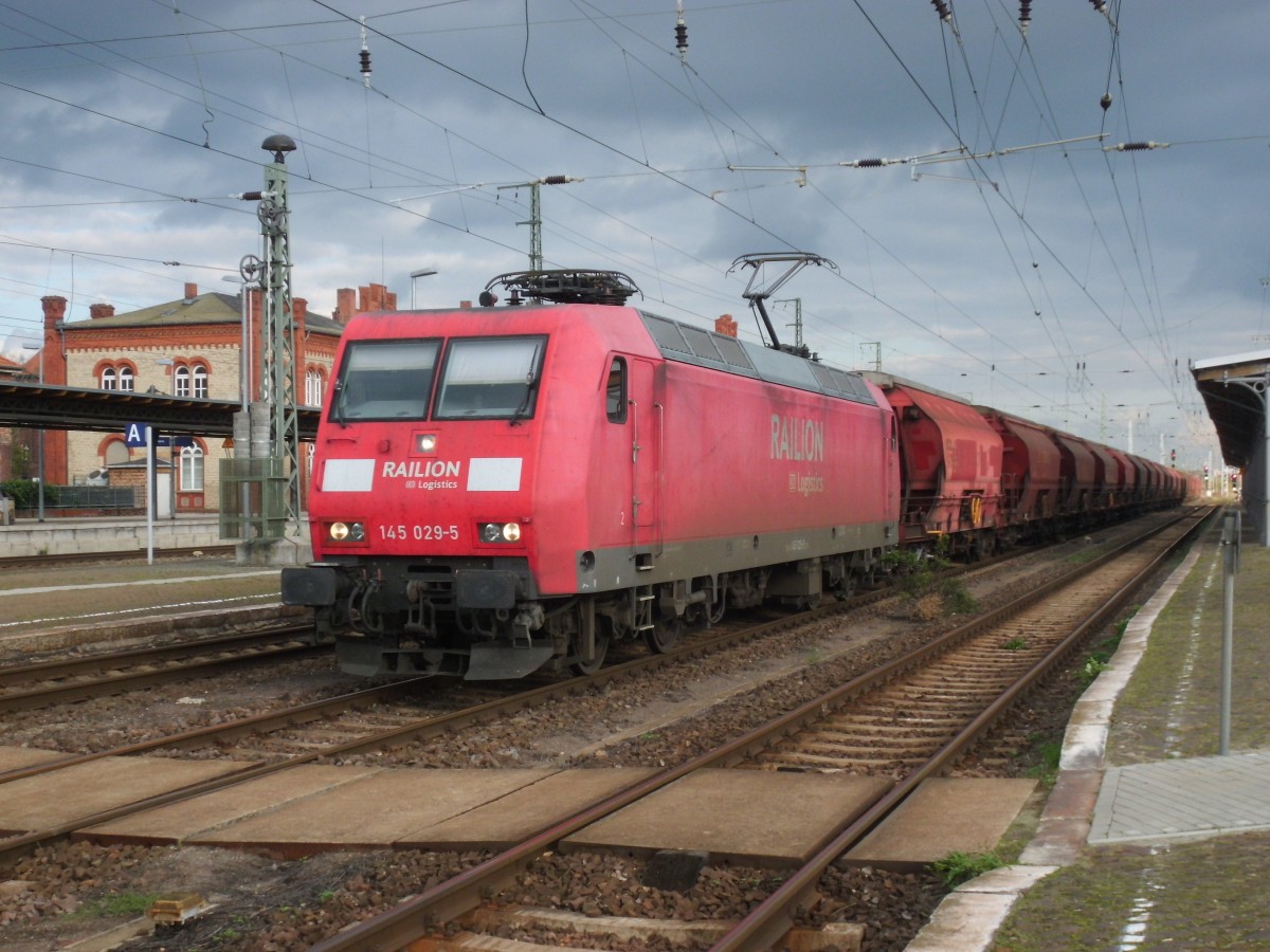 Am 30.10.2013 kam 145 029 mit einem Kalizug durch Stendal und weiter Richtung Hannover.