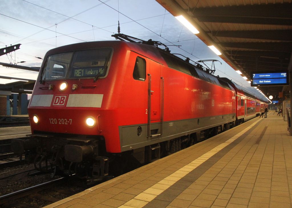 am 30.10.2014 stand 120 202-7 als RE 1(RE 94614)von Rostock Hbf nach Hamburg Hbf bzw.Bad Kleinen im Rostocker. 