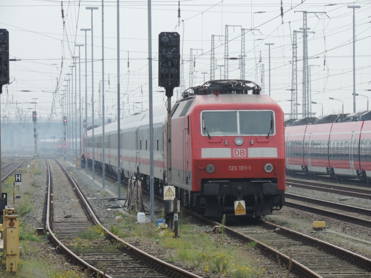 Am 30.10.2015 standen die 120 101-1 und 120 114 (Schublok) an einem Abgestellten IC im Stralsunder Hbf