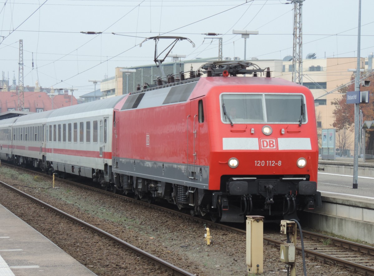 Am 30.10.2015 war die 120 112 ex. Märklin am IC 2182, hier zusehen im Stralsunder Hbf