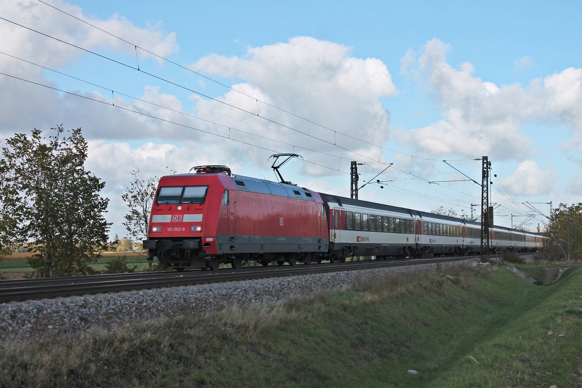 Am 30.10.2017 bespannte 101 052-9 den EC 7 (Hamburg Altona - Interlaken Ost) vom Startbahnhof bis nach Basel SBB, wo sie den Zug an die SBB übergeben wird, als sie bei Hügelheim gen Schweizer Grenze fuhr.