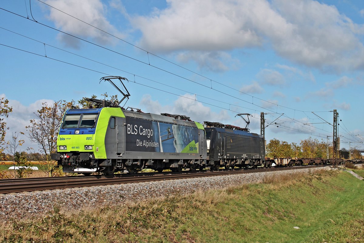 Am 30.10.2017 bespannte Re 485 003 zusammen mit MRCE/TXL ES 64 F4-092 (189 992-1) den  Gruber -KLV nach Italien, als sie bei Hügelheim durchs Rheintal in Richtung Schweizer Grenze fuhren.