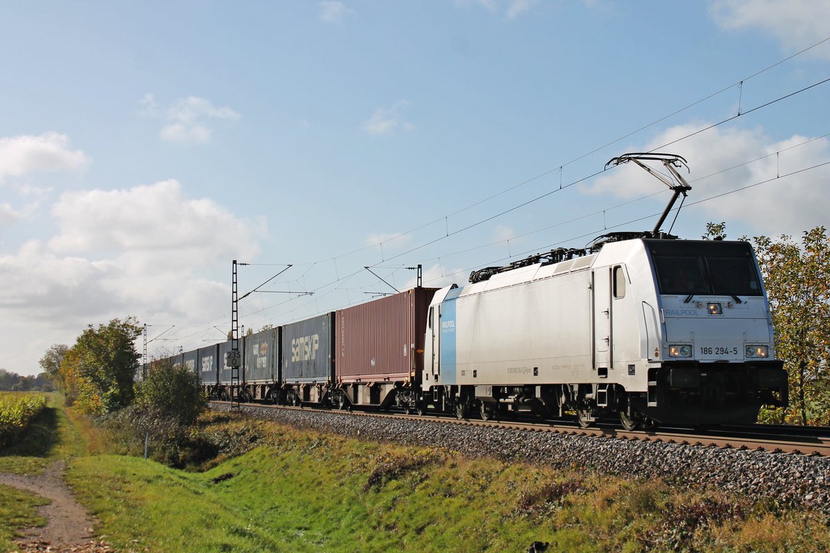 Am 30.10.2017 fuhr Rpool/CTN 186 294-5 mit einem  SAMSKIP -Containerzug nach Rotterdam bei Hügelheim durchs Rheintal in Richtung Freiburg (Breisgau).