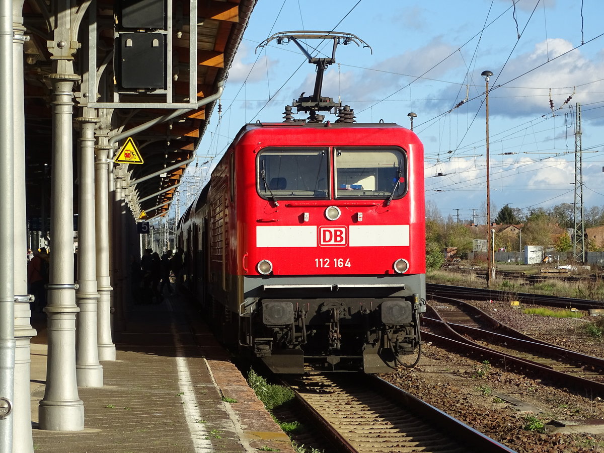 Am 30.10.2017 kam die 112 164 mit dem RE aus Richtung Uelzen nach Stendal und fuhr weiter in Richtung Magdeburg.