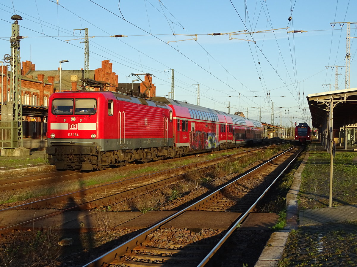 Am 30.10.2017 kam die 112 164 mit ihrem RE aus Richtung Magdeburg nach Stendal und fuhr weiter in Richtung Uelzen.