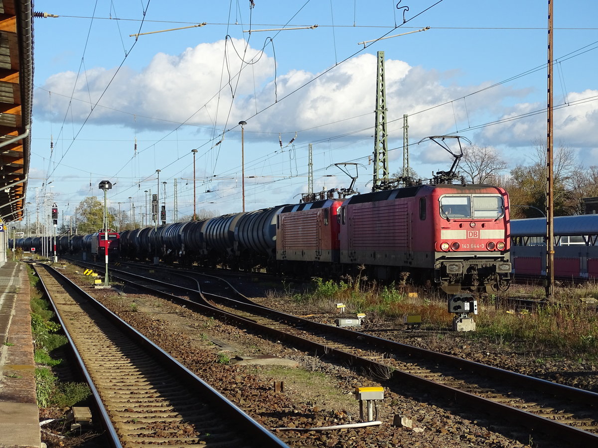 Am 30.10.2017 kam 143 644&143 597 mit einem Kesselzug aus Richtung Berlin nach Stendal und fuhr weiter in Richtung Hannover.