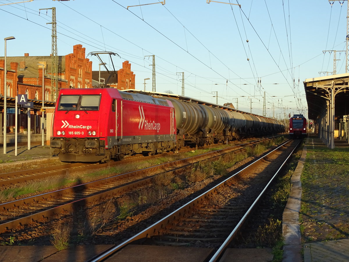 Am 30.10.2017 kam 185 605 mit einem Kesselzug aus Richtung Berlin nach Stendal und fuhr weiter in Richtung Salzwedel.